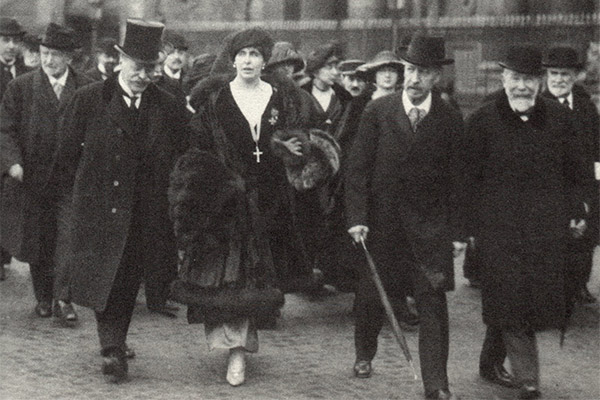 Le Président Alexandre Millerand, la Reine Marie de Roumanie, Charles-Marie Widor et Camille Saint-Saëns, en visite à l'Institut (1921).